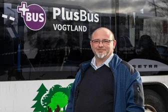 Spektakuläre Kehrtwende für Busbetriebe im Vogtland: Krise abgehakt, 20 Prozent Lohnplus und weitere Pläne - Mario Seeling vor einem Bus des Plauener Omnibusbetriebes: Der Betriebsratschef spricht von Verbesserungen auf breiter Front. Seit dem Rückkauf der vormals privaten Busbetriebe POB und VGV hat sich die Lage deutlich entspannt.