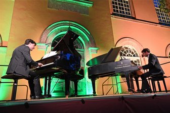 Spektakuläre Kulisse, spektakuläres Konzert: Wie die Kaufmann-Brüder beim Augustusburger Musiksommer begeistern - Pascal (l.) und Markus Kaufmann beeindruckten mit ihrem exzellenten Klavierspiel und überraschend neuen Tönen das begeisterte Publikum beim Open-Air-Konzert am Freitag im Kirchpark der Stadtkirche St. Petri in Augustusburg.
