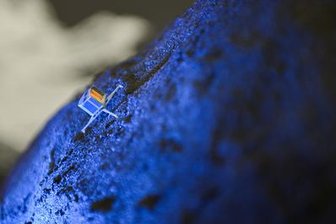 Spektakuläre Landung mit Mini-Labor auf Kometen geglückt - Ein Modell veranschaulicht die Landung der Sonde auf dem Kometen.
