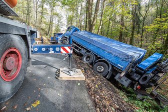 Spektakuläre Lkw-Bergung bei Geilsdorf -