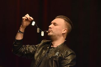 Spektakuläre Magier-Show in Markneukirchen - und weitere Tipps zum Wochenende in der Region - Christopher Köhler - im Foto bei einem Auftritt 2022 im König-Albert-Theater Bad Elster - bringt am Samstag, 20 Uhr, „Die Magier 4.0“ in die Musikhalle Markneukirchen.