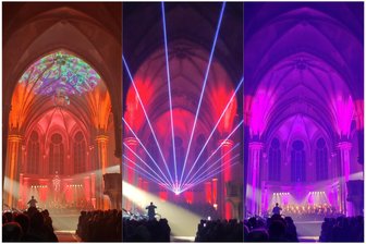 Spektakuläre Osternacht: Bei „Carmina Burana“ in Zwickau trifft Tongewalt auf Lichtkunst - Osternacht in Lukaskirche: Wechselnde Farben an Wänden und Säulen, tanzende Laserstrahlen.