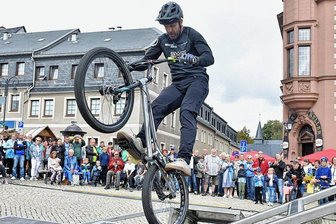 Spektakuläre Rad-Show begeistert bei Adorfer Stadtfest - Spektakulär: Der sechsfache Trial-Weltmeister Marco Hösel begeisterte mit einer tollen Show.