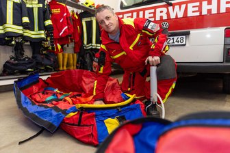 Spektakuläre Rettungseinsätze im Erzgebirge: Annaberger Spezialeinheit blickt auf bisher ereignisreichstes Jahr zurück - Höhenretter Paul Reuter von der Stadtfeuerwehr Annaberg-Buchholz mit dem neuen Luftrettungssack. „Der ist bei einer Luftrettung wie beispielsweise im Wolkensteiner Klettergebiet das idealste Rettungsmittel“, sagt er.