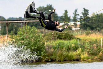 Spektakuläre Sprünge bei Beachparty in Rossau -