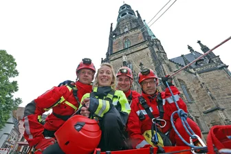 Spektakuläre Übung: Höhenretter der Berufsfeuerwehr seilen sich vom Zwickauer Dom ab - Nach 75 Metern Höhenunterschied und einem Transport am Seil sicher im Domhof angekommen: Christina Adam mit den Höhenrettern (von links) Paul Jonasch, Thomas Resch und Stefan Lange.