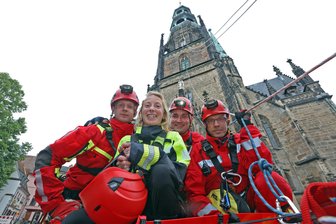 Spektakuläre Übung: Höhenretter der Berufsfeuerwehr seilen sich vom Zwickauer Dom ab - Nach 75 Metern Höhenunterschied und einem Transport am Seil sicher im Domhof angekommen: Christina Adam mit den Höhenrettern (von links) Paul Jonasch, Thomas Resch und Stefan Lange.