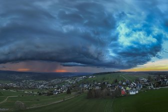 Spektakuläre Wetterfront im Erzgebirge: Drohnenfoto begeistert das Netz - Das Foto dieser Wolkenfront findet derzeit viel Zuspruch im Netz. Der Sonnenuntergang lässt den Himmel glühen.