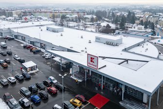 Spektakulärer Automaten-Aufbruch in Mittweida: Bande stieg übers Dach ein - Eine Bande war über das Dach ins Kaufland-Einkaufszentrum in Mittweida eingestiegen.