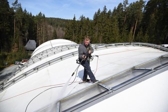 Spektakulärer Einsatz auf Dach des Naturtheaters: Open-Air-Arena in Bad Elster wird auf Saison vorbereitet - Industriekletterer haben das Dach des Naturtheaters gereinigt.