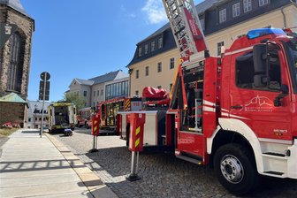 Spektakulärer Einsatz in Annaberg-Buchholz: Türmerin wird zur Lebensretterin - Mehrere Feuerwehrfahrzeuge haben am Donnerstag an der Sankt Annenkirche für Aufsehen gesorgt. Von zahlreichen Schaulustigen beobachtet, gab es einen nicht alltäglichen Rettungseinsatz.