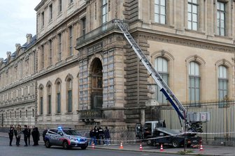 Spektakulärer Kunstraub im Louvre: Film und Doku geplant - Erst lieferte der Louvre-Raub Stoff für ein Enthüllungsbuch, jetzt wird der Einbruch auch verfilmt.(Archivbild)