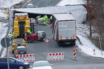 Spektakulärer Lkw-Unfall bei St. Egidien: Umgekippter Sattelzug blockiert Zubringer zur A 4 - Der Sattelzug liegt am Montagmorgen auf den beiden Spuren der Straße Am Viadukt zwischen Lichtenstein und St. Egidien. Mitarbeiter der Firma Kittel beginnen mit dem Abtransport der Paletten, auf denen sich Zeitschriften befinden.