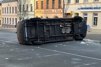 Spektakulärer Unfall im Vogtland: Transporter kippt um - Bei einem Unfall am Donnerstagnachmittag in Oelsnitz kippte ein Transporter auf die Seite.