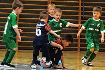 Spektakuläres Finale bei den E-Junioren - Jede Menge Gewusel auf dem Parkett der Sporthalle Oelsnitz gab es am Samstag beim Hallenturnier der G-Junioren des SV Merkur (grüne Trikots, hier im Spiel gegen den FSV Köditz).