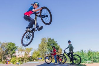 Spektakuläres Können in Schwarzenberg gezeigt: Tollkühne Jungs fliegen mit ihren Rädern - Clemens Gräßler aus Lößnitz überzeugte mit richtig guten und perfekt ausgeführten Stunts.