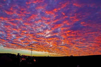 Spektakuläres Morgenrot setzt Himmel in Flammen - 
