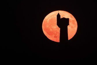 Spektakuläres Naturereignis über Striegistal: Erdbeermond zeigt seine ganze Pracht - Der Erdbeermond mit dem Bräunsdorfer Wasserturm, fotografiert von Mobendorf aus.