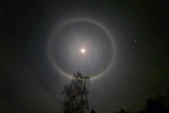 Spektakuläres Schauspiel am Nachthimmel über Neuhausen im Erzgebirge - Der Mond in der Nacht zum Montag, hier über Neuhausen im Erzgebirge.