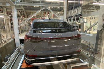 Spekulationen über Verlagerung von Audi-Produktion aus Zwickau in die USA: Was Volkswagen dazu sagt - Ein Audi Q4 E-tron auf dem Montageband in Zwickau.