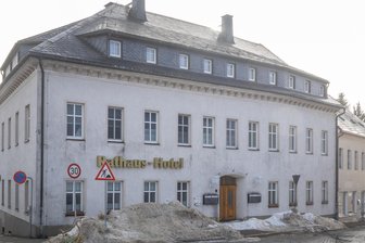 Spekulationsobjekt? Berliner Firma lässt Hotel im Erzgebirge verfallen – Stadt muss dafür bezahlen - Steht leer und verfällt weiter: das Rathaus-Hotel am Markt von Jöhstadt. Nun musste die Stadt handeln.