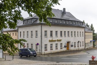 Spekulationsobjekt? Hotel im Erzgebirge wird erneut verkauft - Das Rathaus-Hotel liegt direkt am Jöhstädter Markt. Es wird erneut verkauft.