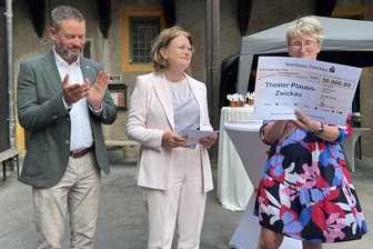 Spende als Bekenntnis zur Region und zum hiesigen Theater - Grit Joseph (Mitte) mit Sandra Kaiser und dem Generalintendant Dirk Löschner.