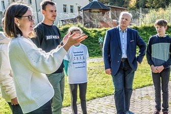 Spende fließt in Raum der Sinne - Kinderheimleiterin Franziska Hielscher (l.) und Schulleiter Enrico Huth (2. v. r.) bei der Spendenübergabe.