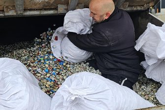 Spende für Krebshilfe: Hobbyfußballer aus dem Vogtland sammeln über eine Million Kronkorken - Mit-Initiator René Witt füllt einen Container mit Kronkorken. Das Metall bringt Geld für einen guten Zweck.