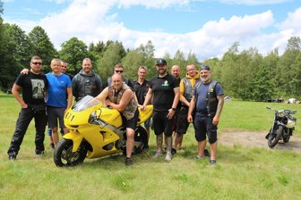 Spende für „Thom hilft“: Beim Bikertreffen in Elterlein kommt eine Kawasaki unter den Hammer - Hendrik Barth und Jörg Groß (v. l.) haben diese Kawasaki für die Auktion zur Verfügung gestellt. Auf der Maschine sitzt Ingo Klaus, dahinter Thomas Hänel neben Markus Mey (r.).