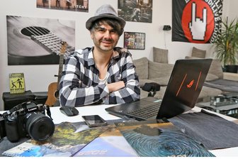 Spende mit Herz: Musikcoach Michael Soós kehrt zurück in seine Heimat Werdau - Michael Soós ist ein Multitalent: Musiklehrer, Hobbyfotograf und Sänger in einer Band.