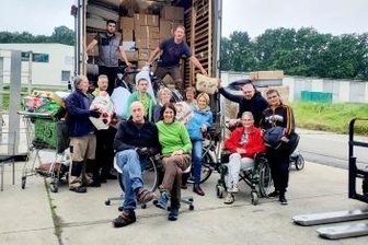 Spenden auf dem Weg nach Litauen - Freiwillige Helfer haben einen Lkw mit rund 90 Kubikmetern Hilfsgütern beladen.