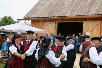 Spenden für Kloschwitzer Scheunenbau fließen wie beim süßen Brei - Die Trachtengruppe Weischlitz beim Auftritt vor der neuen Scheune. 