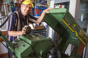 Spenden-Traktor aus Meerane knackt magische Marke: Udo Friedrich schmiedet schon Pläne für 2026 - Udo Friedrich knackt mit dem Bautz-Traktor die Spenden-Marke von 25.000 Euro.