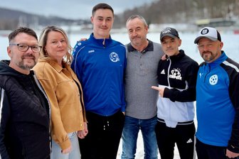 Spendenaktion beflügelt: Junger Fußballer aus dem Erzgebirge kämpft sich ins Leben zurück - Clarence Teubner (3. v. l.) hat einen unglaublichen Weg hinter sich. Nicht nur seine Eltern Sandy und Jörg unterstützen ihn. Das Team vom Schwarzenberger Hallenmasters – um Heiko Schwarz (l.) sowie Alex und René Uhle (r.) – initiierte eine Spendenaktion.