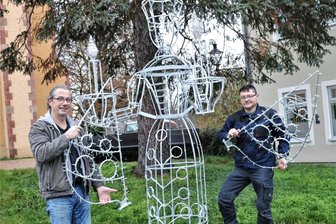 Spendenaktion der Volkskunstschule: In Oederan soll ein beleuchteter Bergmann entstehen - Rolf Büttner (links) von der Volkskunstschule und Marco Metzler von der Stadtverwaltung beim Aufbau.