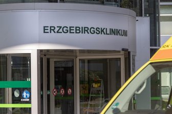 Spendenaktion: Erzgebirgsklinikum schickt Hilfsgüter auf Reise nach Namibia - Mehr als 350 Kartons und weitere Hilfsgüter einer Spendenaktion haben ihre Reise nach Namibia angetreten.