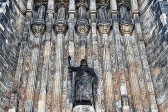 Spendenaktion für Apostel Jakobus in Chemnitz - Der Apostel Jakobus an der Westfassade der Kirche St. Jakobi. Nach der Restaurierung kommt er an die Nordseite.