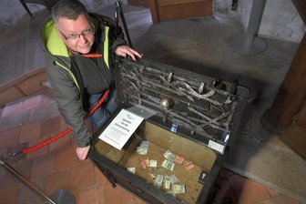 Spendenaktion für die Domsanierung: Historische Eisentruhe im Freiberger Dom präsentiert - Fördervereinschef Torsten Lange an der Spendenbox für die Sanierung des Freiberger Doms.