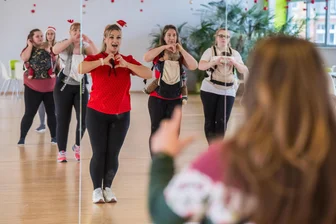 Spendenaktion für krebskranke Kinder: Im Erzgebirge tanzen Mütter für einen guten Zweck - Tanzlehrerin Sandy Grüner hatte Mütter mit ihren Babys zum Tanzen eingeladen, für einen guten Zweck.