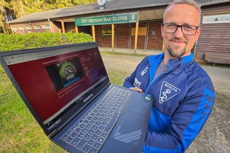 Spendenaktion für neuen Rasenroboter in Bad Elster erfolgreich - Felix Keller, der Präsident des FSV Medizin Bad Elster, ist froh, dass die Crowdfunding-Kampagne für den neuen Mähroboter so toll funktioniert hat.
