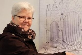 Spendenaktion für Orgel auf gutem Weg - Am Spendenkalender in der Hohndorfer Kirche kann Kantorin Sonja Käppler ablesen, wie weit die Finanzierung der Orgel bereits vorangeschritten ist. Foto: Cristina Zehrfeld