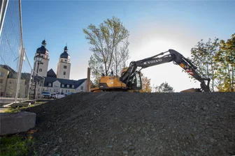 Spendenaktion für Plauens neue Eisbahn kommt voran - Die zukünftige Eisfläche auf dem Topfmarkt ist bereits geglättet worden.