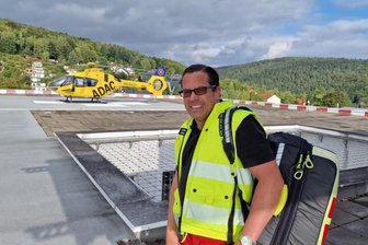 Spendenaktion für Reinsdorfer Arzt: Welche Bedeutung Lutz Reinhold für die Gemeinde hat - Lutz Reinhold ist als Notarzt oft mit dem Rettungshubschrauber unterwegs.