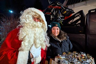 Spendenaktion im Erzgebirge: Firma lichtelt mit „Thom hilft“ an - Weihnachtsmann Thomas Hänel mit Cornelia Walther, die für „Thom hilft“ den Kontakt zur Firma Overland Equipment in Geyer hergestellt hat.