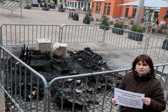 Spendenaktion ist beendet - Die Bücherzelle in Meerane war Ende November abgebrannt. Adriana Bellmann von der Stadtbibliothek stand vor den Überresten.