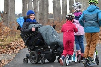 Spendenaktion "Leser helfen": Eine Chemnitzer Familie hofft auf Entlastung - Anne Philipp verbringt gern Zeit mit ihren drei Kindern Sarah, Rahel und Joan (von links) an der frischen Luft auf dem Schachtweg in Grüna. Die Kinder flitzen auf Rollern und können sich dort austoben, auch wenn Mama im Rollstuhl sitzen muss.