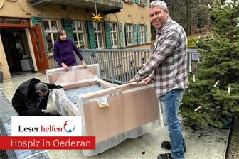 Spendenaktion „Leser helfen“ für das Hospiz Oederan: Warum jeder frühzeitig über einen Hospizantrag nachdenken sollte - In Oederan lieferte die Firma Stiegelmeyer neue Pflegebetten. Pflegedienstleiterin Angela Kräher und Hausmeister Ronny Estel (rechts) schoben sie ins Hospiz.