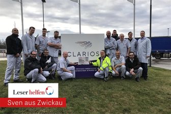 Spendenaktion „Leser helfen“ für „Mülli“: Mitarbeiter von Clarios Zwickau sammeln mehr Geld als erhofft - Stolz auf das Ergebnis ihrer Spendensammlung unter Kollegen sind diese Mitarbeiter aus dem Zwickauer Clarios-Werk. Den symbolischen Scheck halten (links) Torsten Pfeifer und André Geyer.