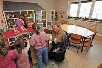 Spendenaktion „Leser helfen“ macht’s möglich: Kinder in Zwickauer Heim freuen sich über neues Spielzimmer - Erzieherin Josephine Walther mit den Kindern der Wohngruppe im neuen Spiel- und Aufenthaltsraum, der mit Spenden im Kinderheim „Sonnenhöhe“ geschaffen wurde.